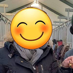In einer Pferdebox in Neuss wiedergefundener Kettenanhänger