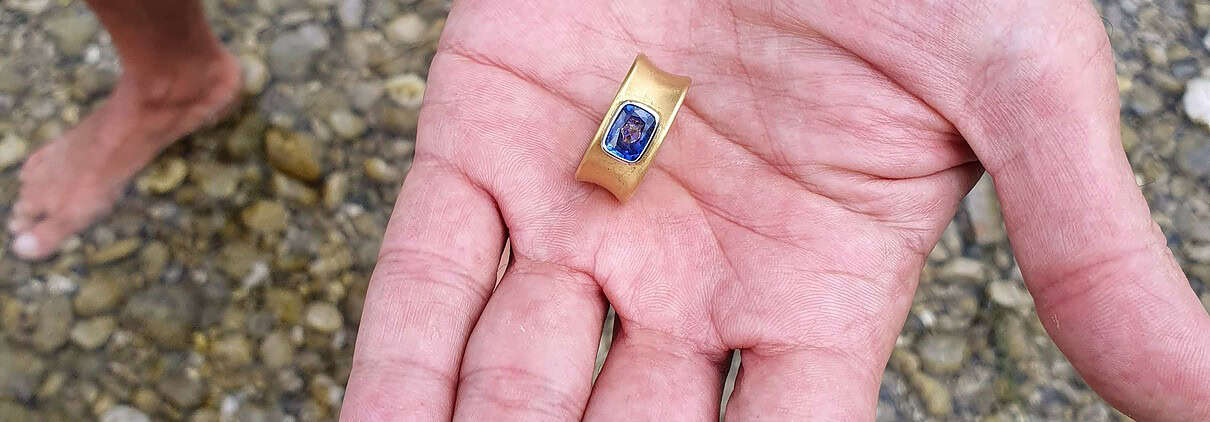 24-Karat-Goldring mit Smaragd in der Isar wiedergefunden