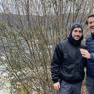 Sucher mit dem auf dem Spielplatz wiedergefundenen Platin-Ehering